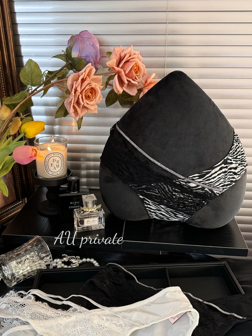 “性感捕手”蕾丝镂空挂腰高级缎面内裤