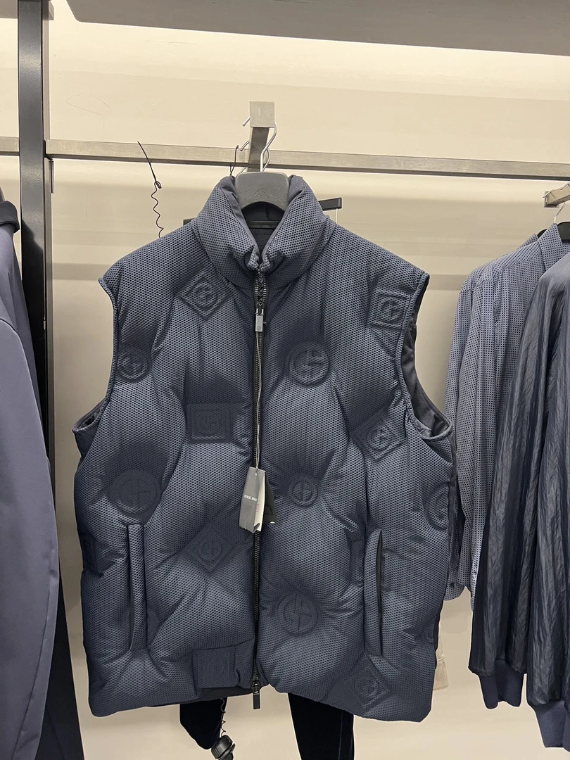 全新未使用 GIORGIO ARMANI/阿玛尼 乔治印花羽绒马甲外套不退换