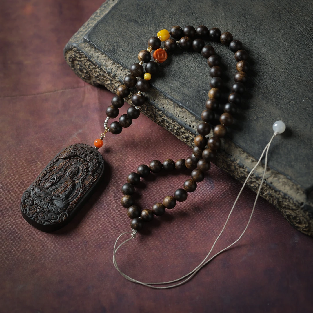 【18K】沉水雷击留疤玉化白棋圆珠脖挂配沉香木雕大日如来设计款