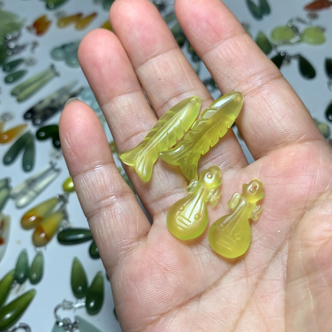 恰***分未镶嵌蛇纹石玉耳环