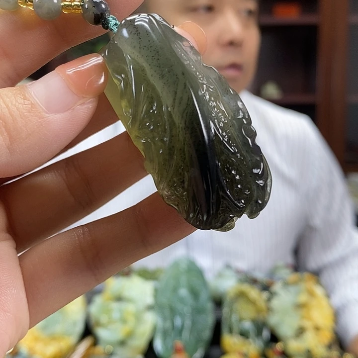 蛇纹石玉未镶嵌颈饰