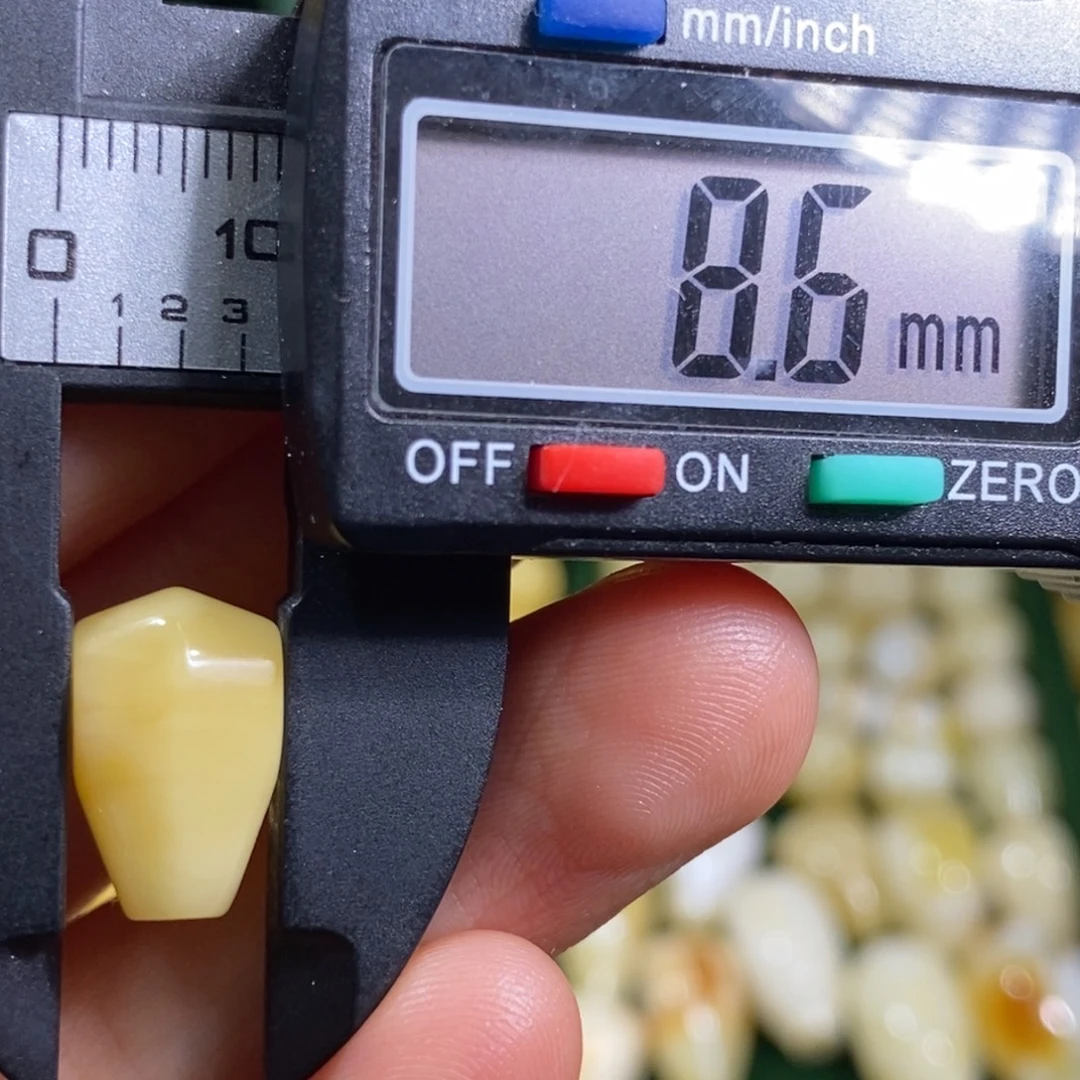 蜜蜡未镶嵌裸石微瑕