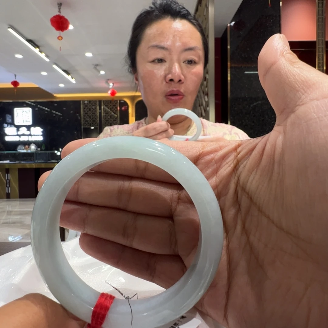 翡翠手镯未镶嵌X**。晴蓝底61