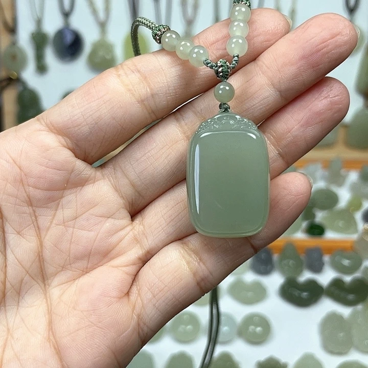 和田玉未镶嵌颈饰呼***。