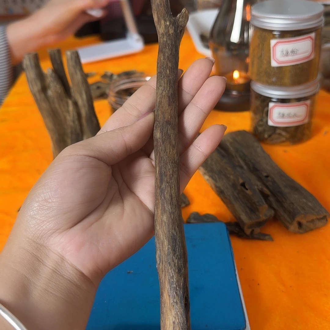 沉香手把件虫漏料摆件