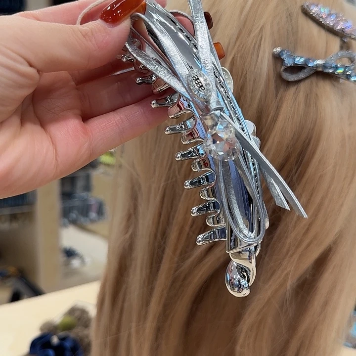 铁合金皮质银色蝴蝶结香蕉家25