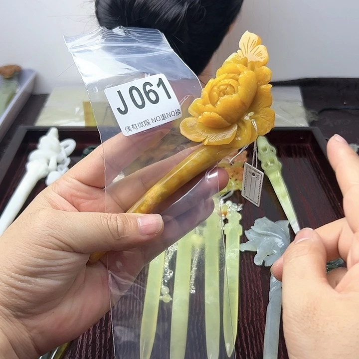 蛇纹石玉发饰合金老**娃