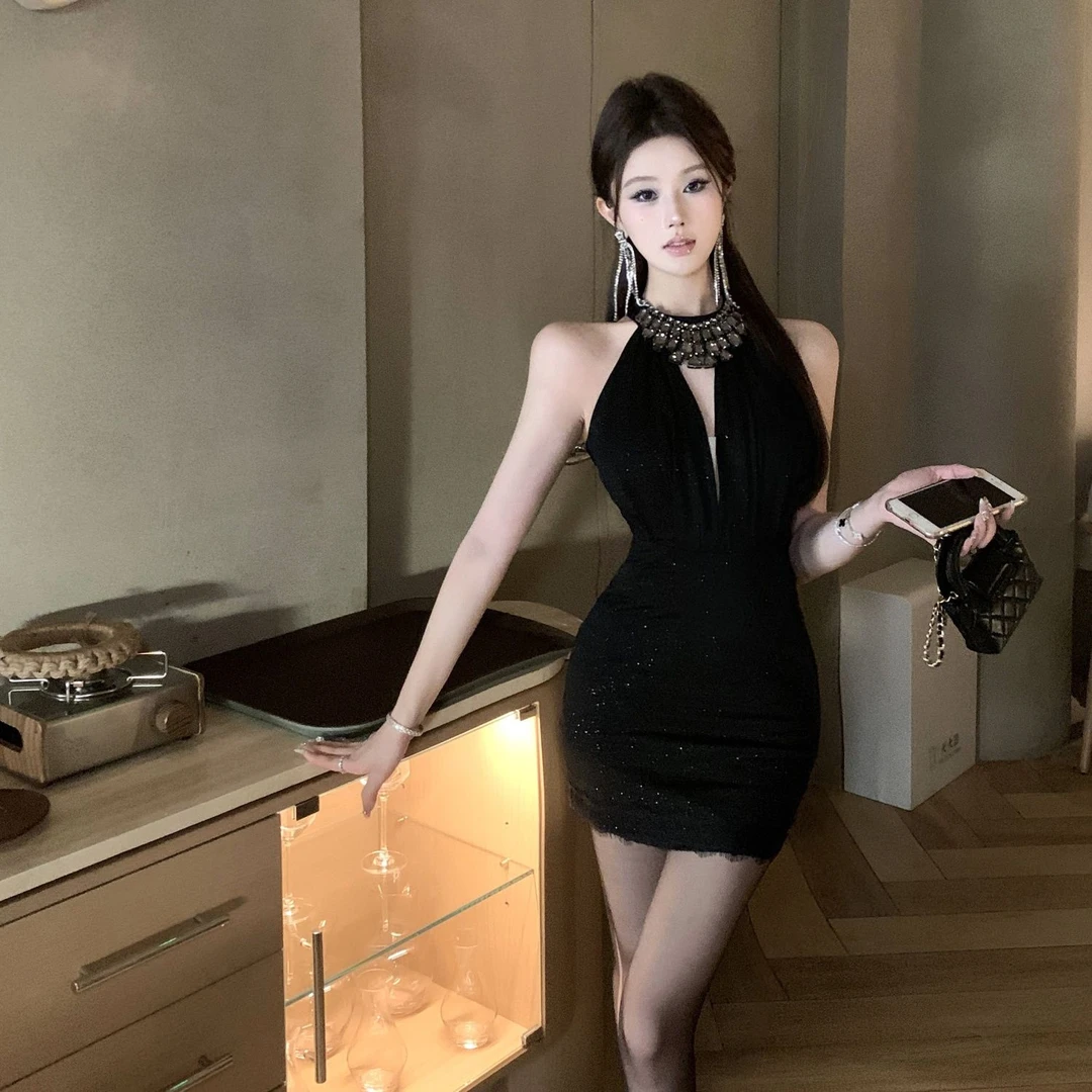 轻奢闪闪重工镶钻黑色挂脖连衣裙夏季新款名媛修身收腰纯欲包臀裙