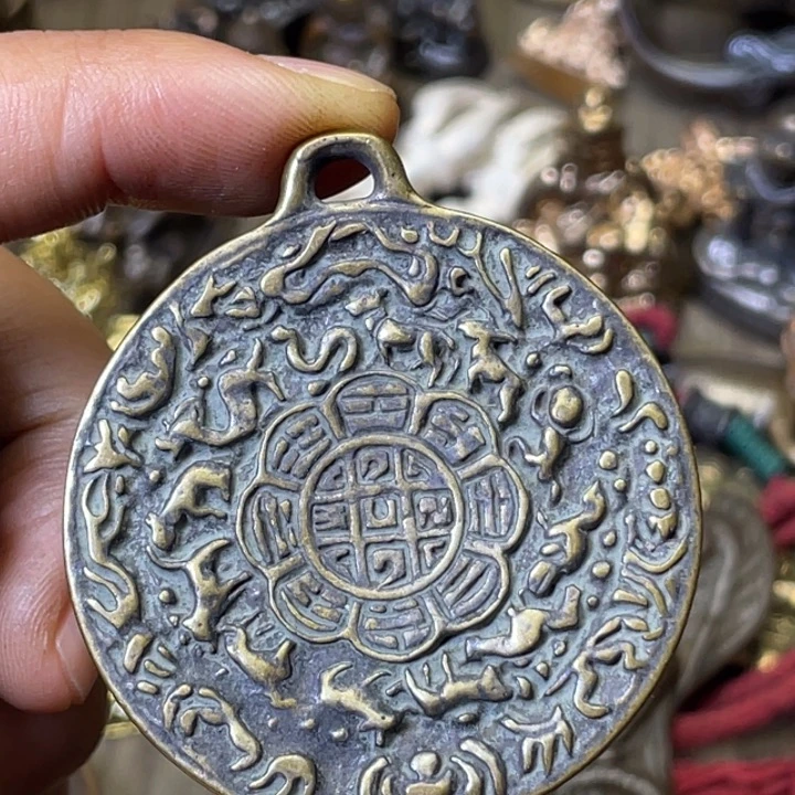 青铜朝后天背面有瑕疵