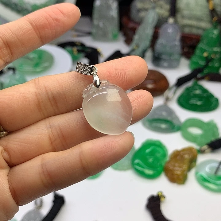翡翠未镶嵌吊坠(赠链)