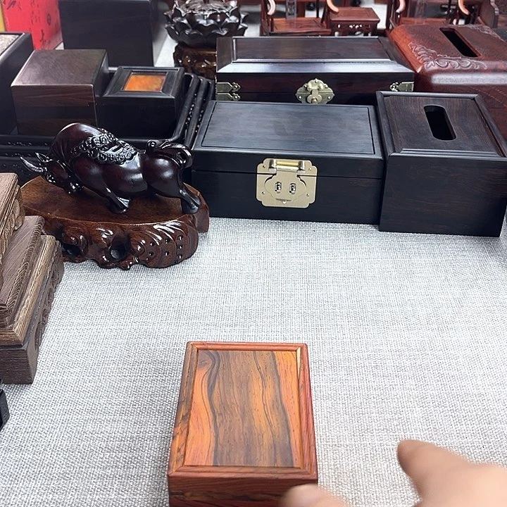 琉璃手工艺品红木工艺品雕一个