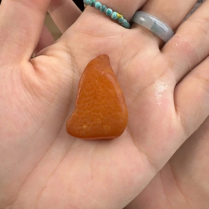 哦****琥珀未镶嵌裸石8.2克