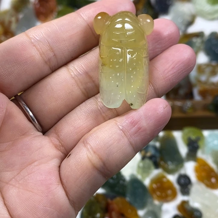 未镶嵌蛇纹石玉吊坠