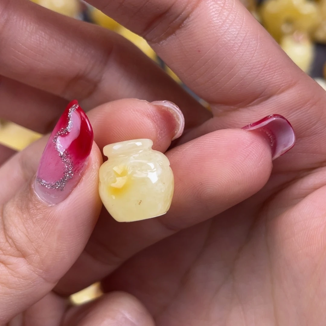 琥珀裸石未镶嵌潜****蝶蜜蜡