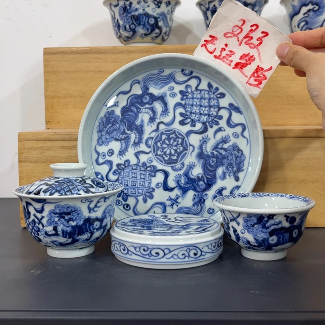 青花仿元二代狮子戏球