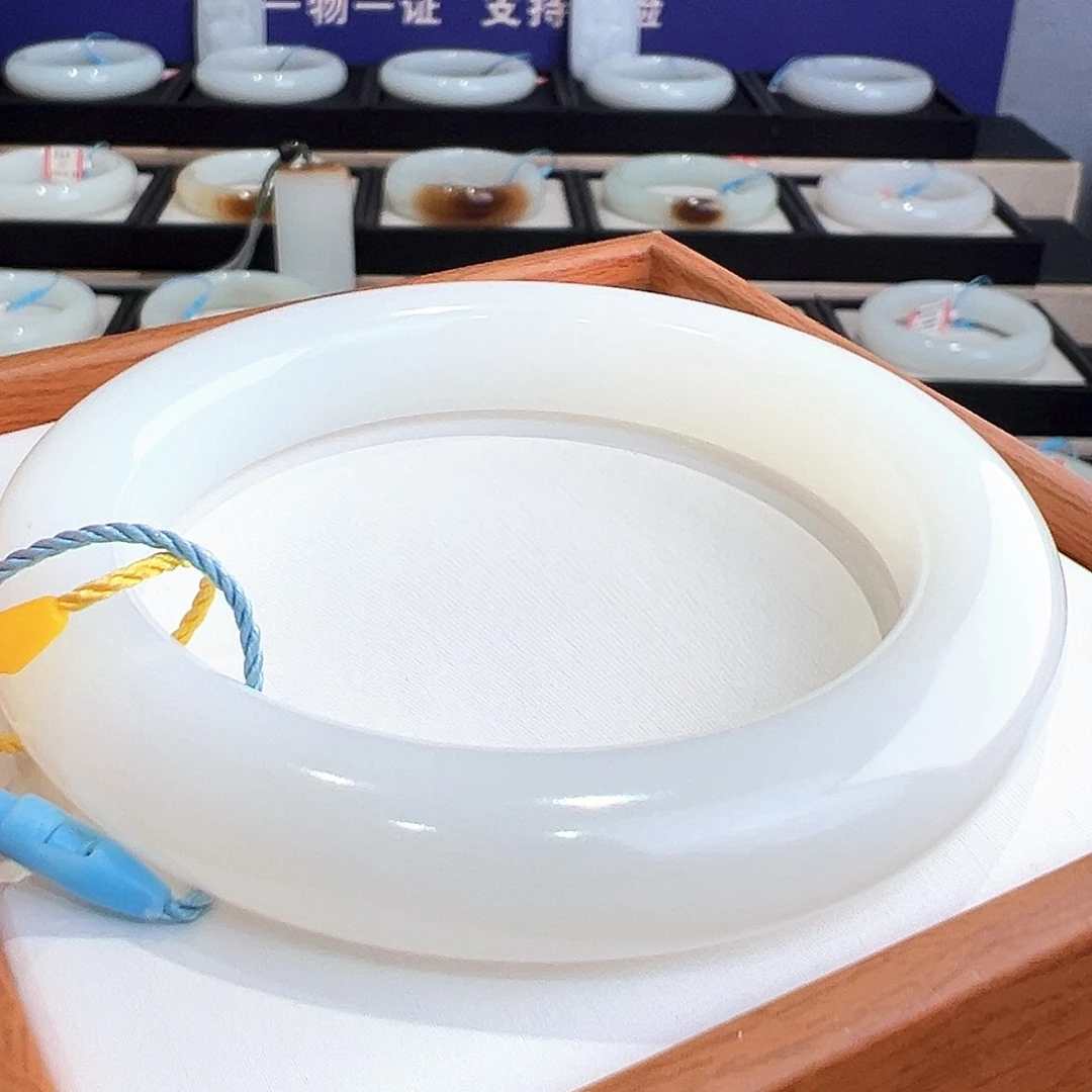 和田玉未镶嵌手镯