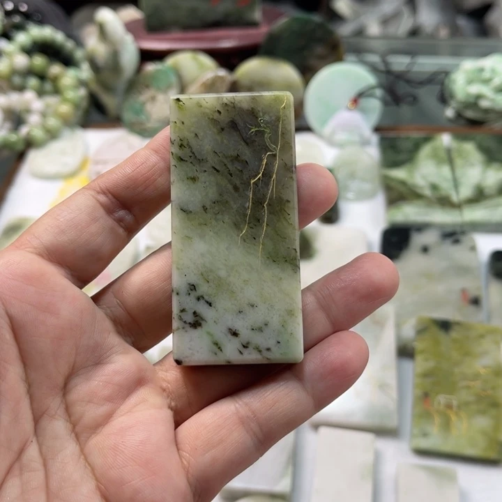 独山玉颈饰未镶嵌