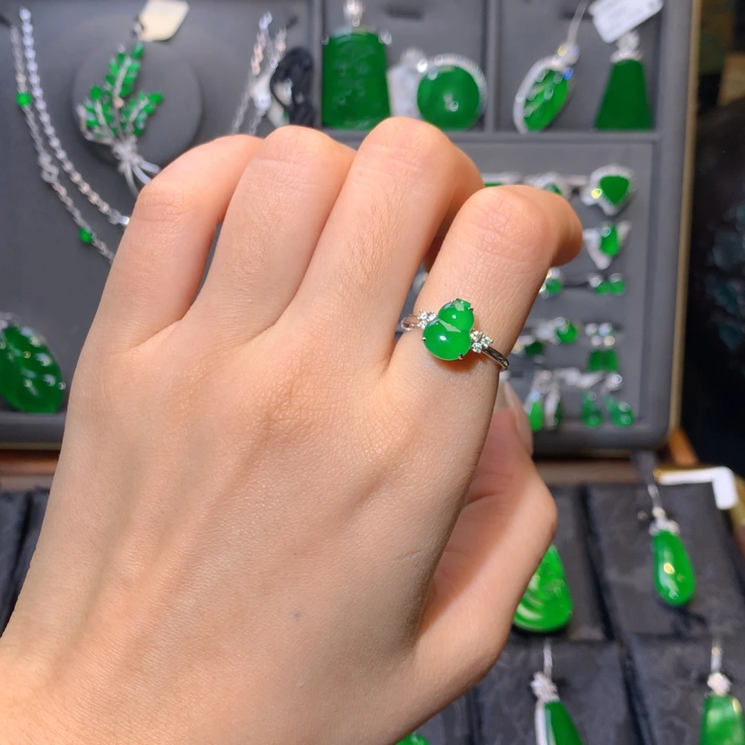 18K金镶嵌戒指翡翠葫芦