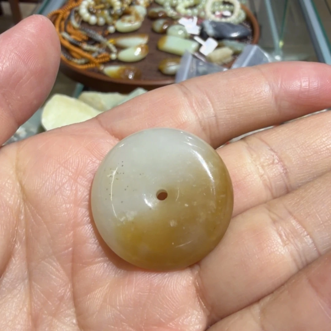 和田玉（糖玉）未镶嵌颈饰新疆且末大平安扣