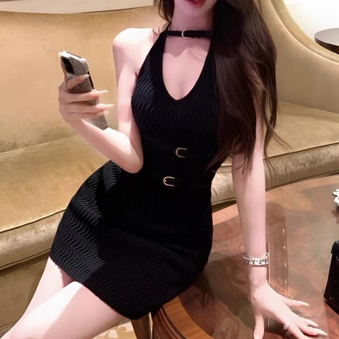 御姐金属扣V领挂脖针织连衣裙条纹短款包臀裙