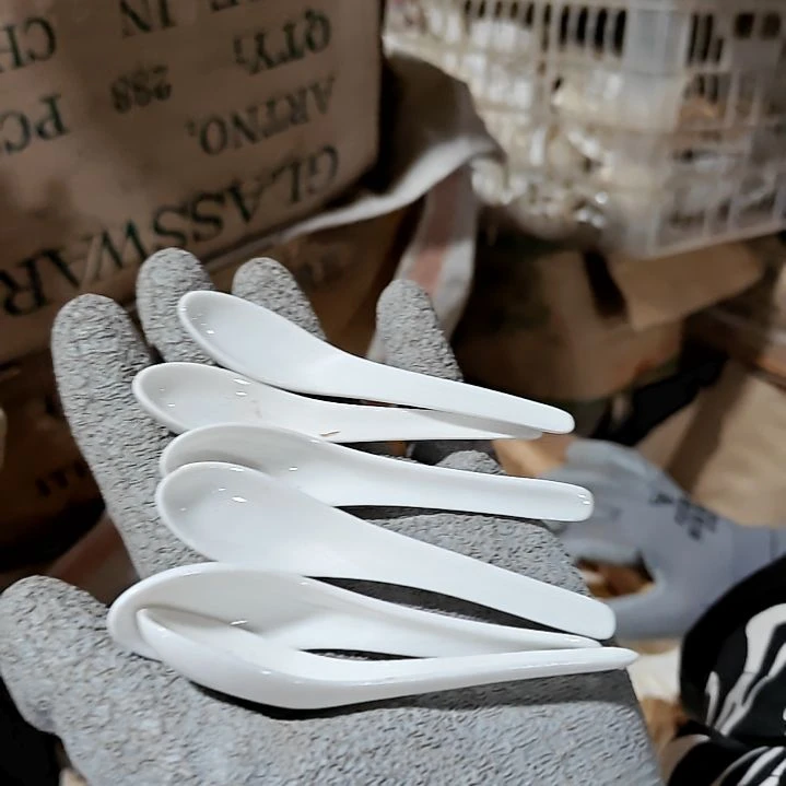 摆件盘子碗茶壶啥都有