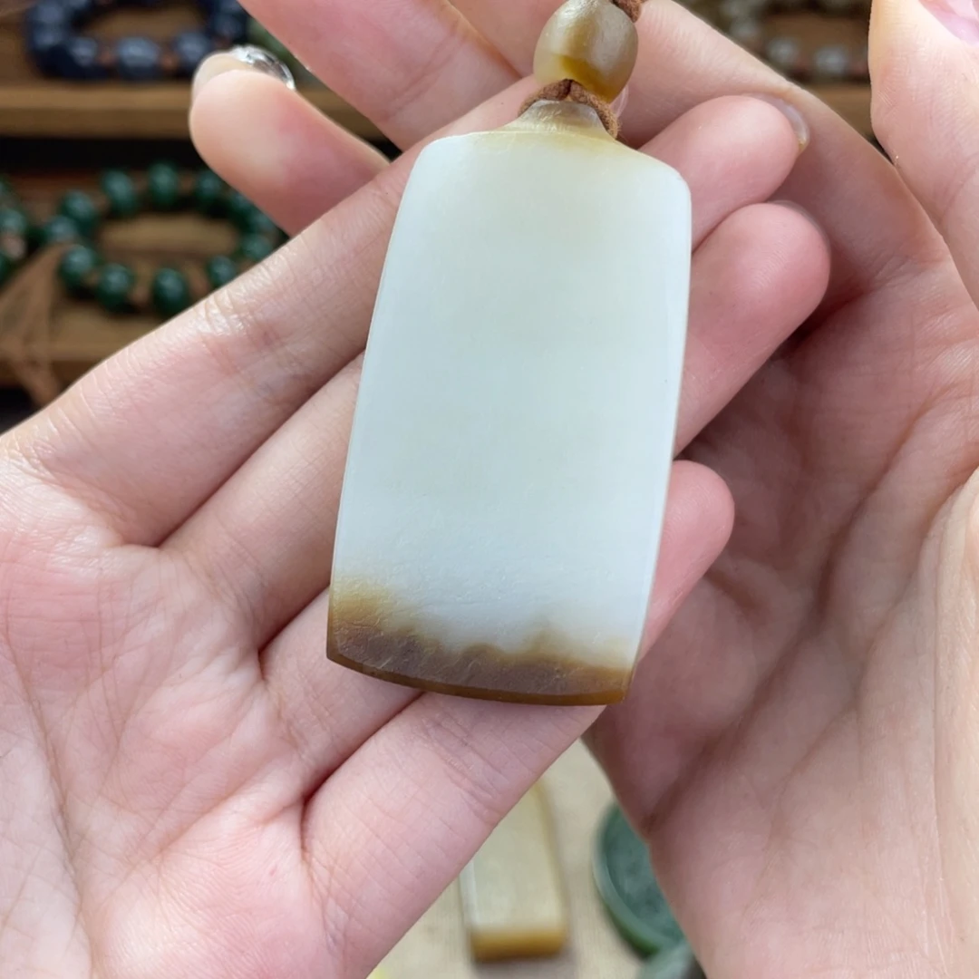 汪***恩和田玉未镶嵌颈饰