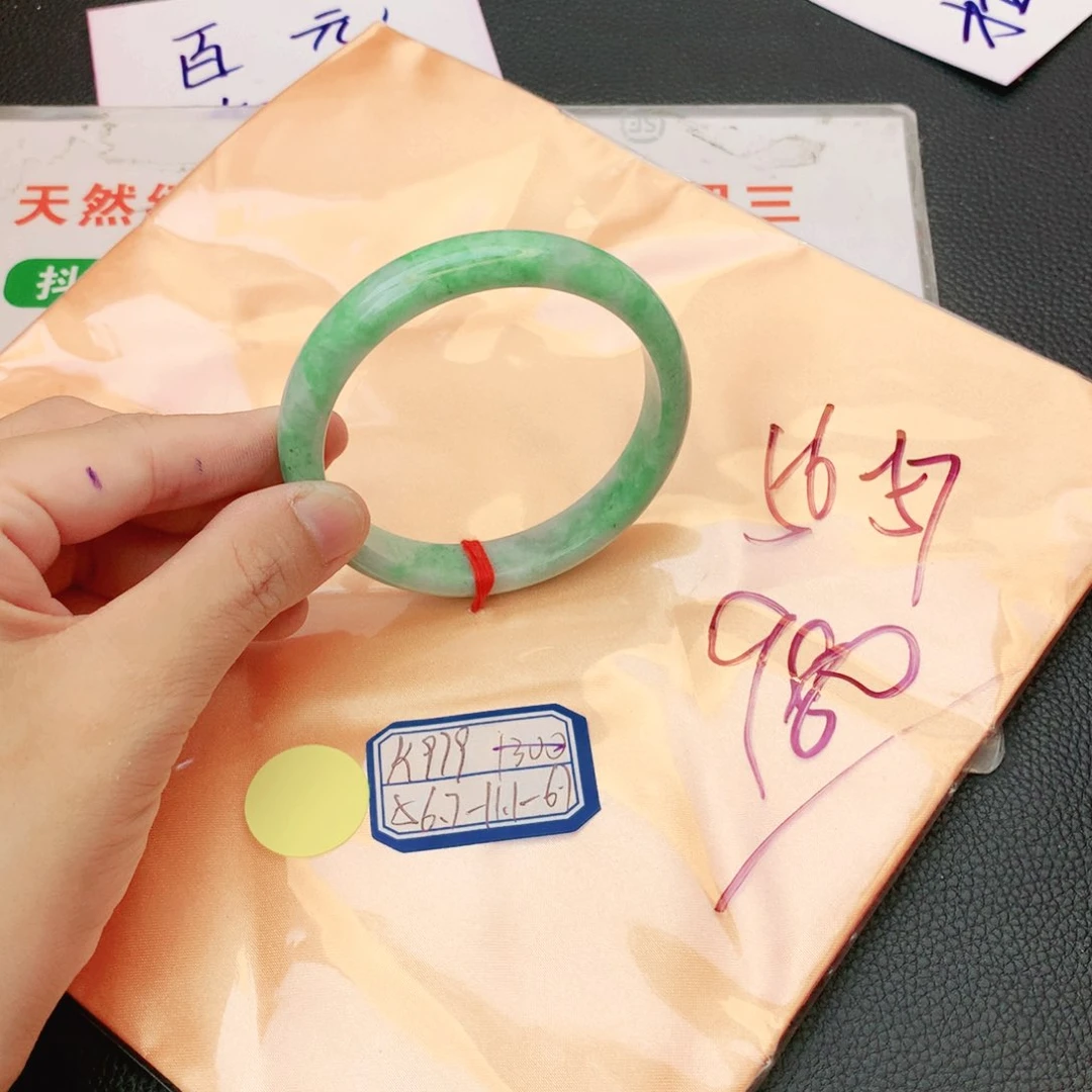 翡翠手镯未镶嵌翡翠