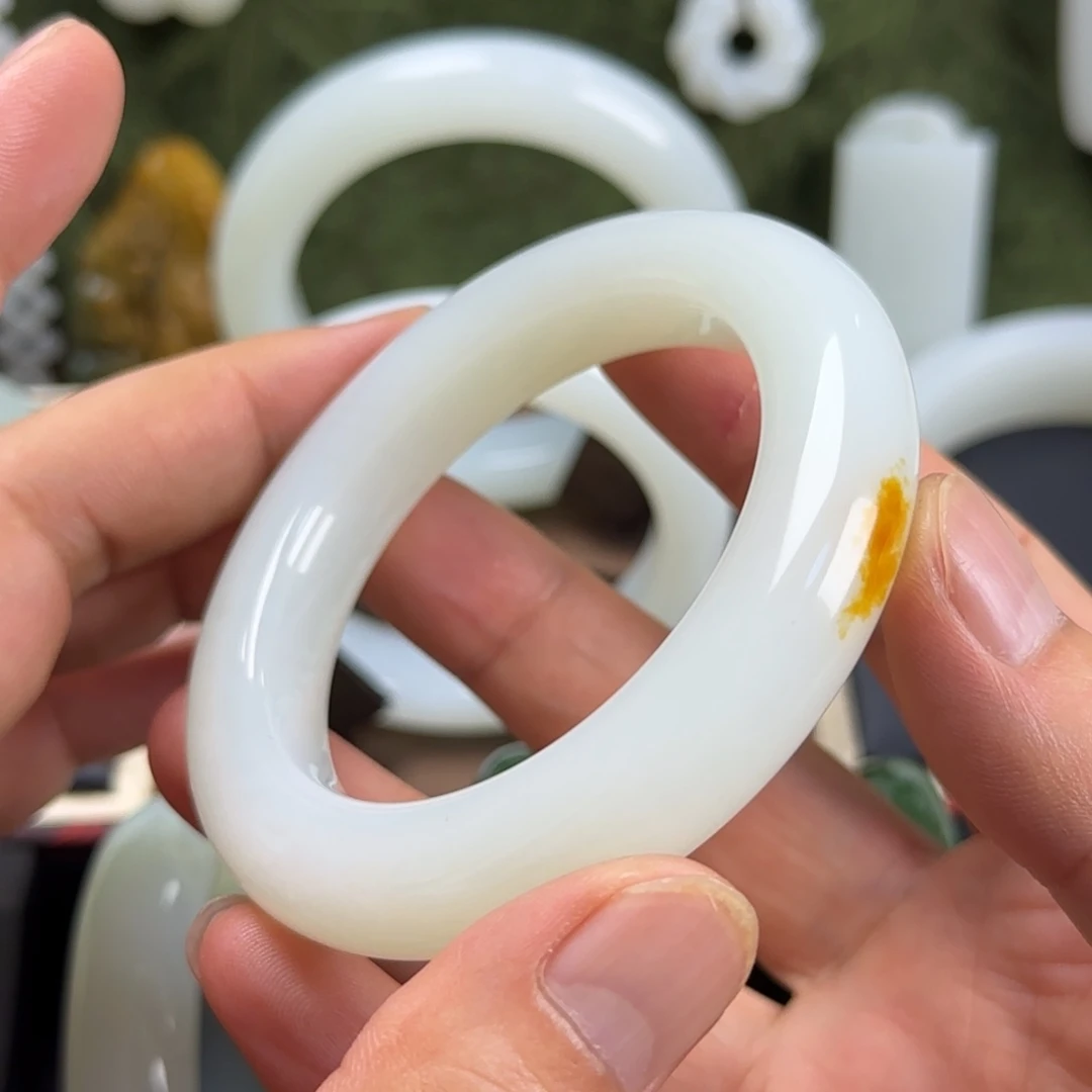 和田玉未镶嵌手镯俄料鸿运当头