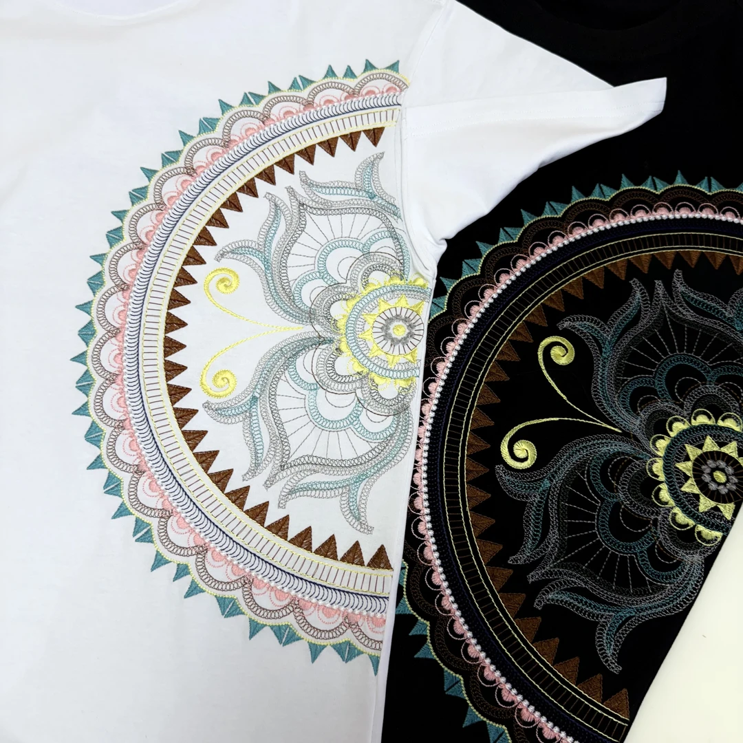 2025夏季新款魔法轮盘麻棉绣花男女同款时尚圆领短袖民族风