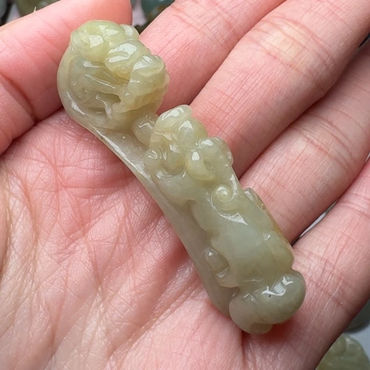 翡翠未镶嵌颈饰龙勾