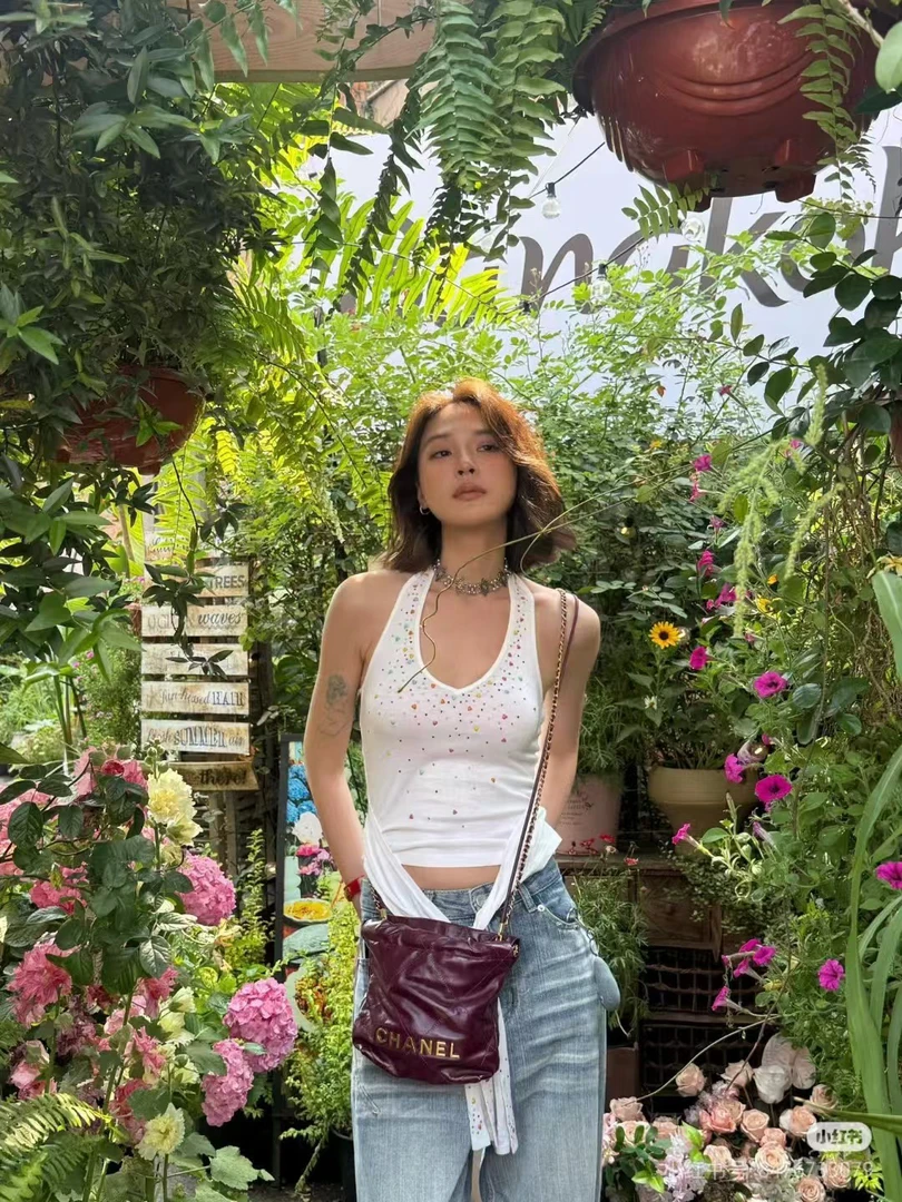 白色挂脖吊带辣妹露背树脂钻纯欲修身显瘦通勤短款上衣