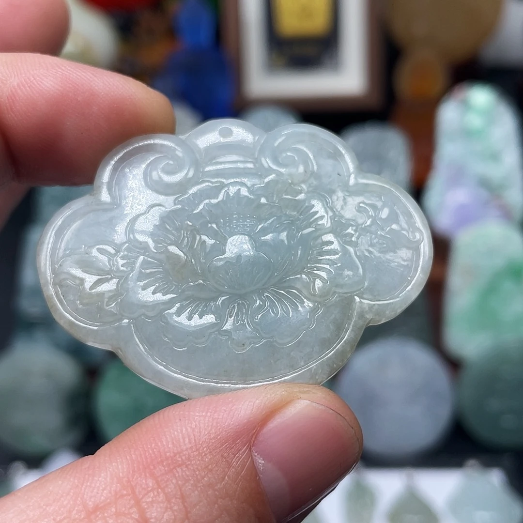 翡翠未镶嵌颈饰牡丹花