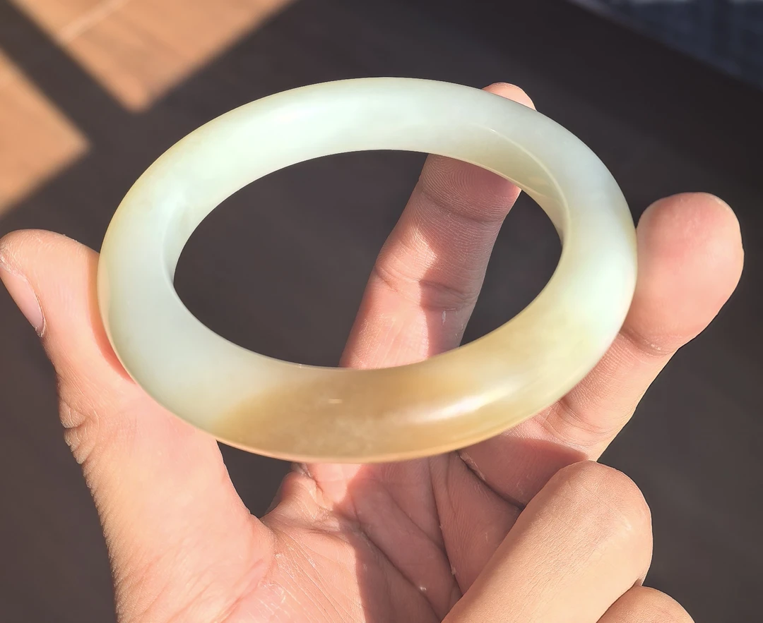 和田玉俄白一口糖精美手镯