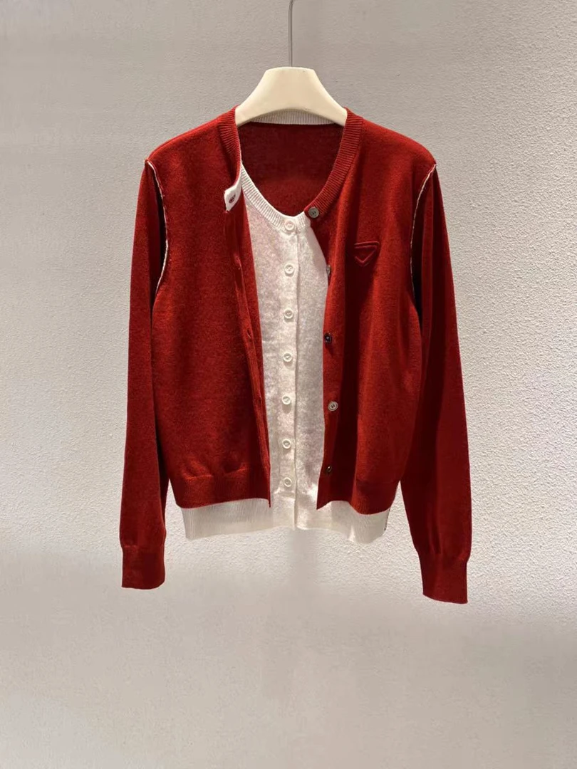 欧货2025冬季新款气质百搭圆领三角标假两件毛衣开衫