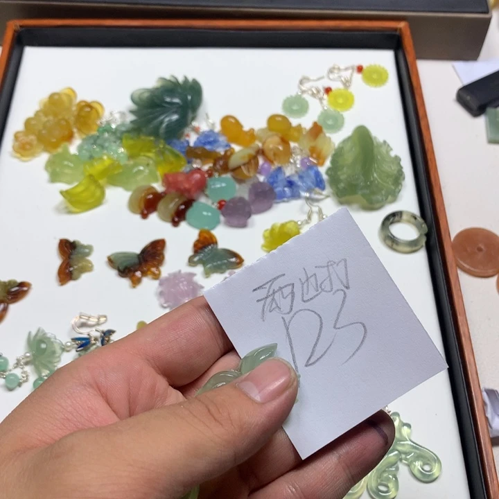奺***狸蛇纹石玉未镶嵌耳钉
