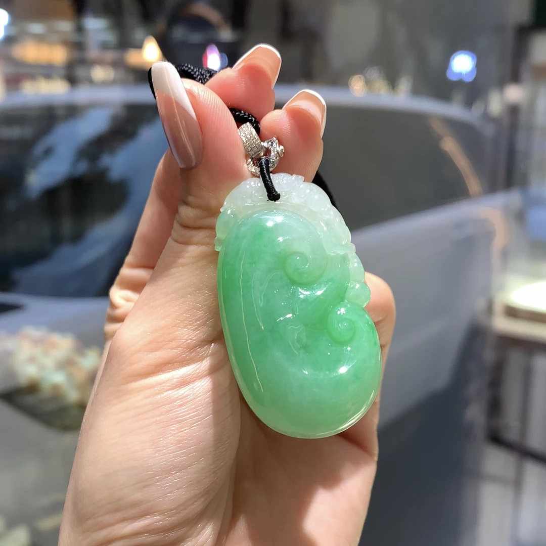 翡翠大件果阳绿如意吊坠
