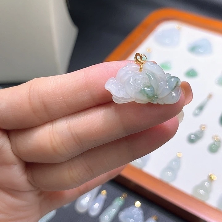 翡翠18K金镶嵌颈饰荷花