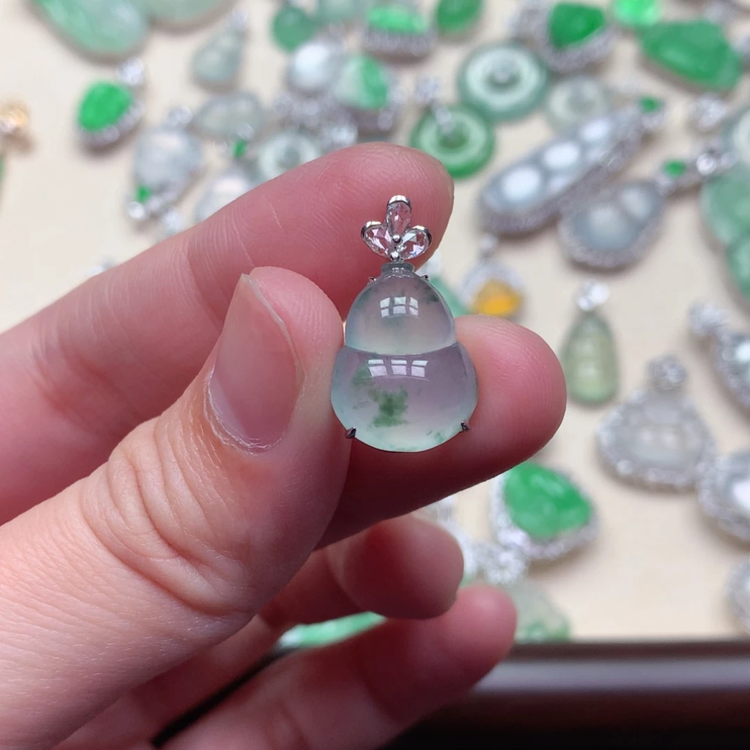 翡翠18K金镶嵌颈饰葫芦