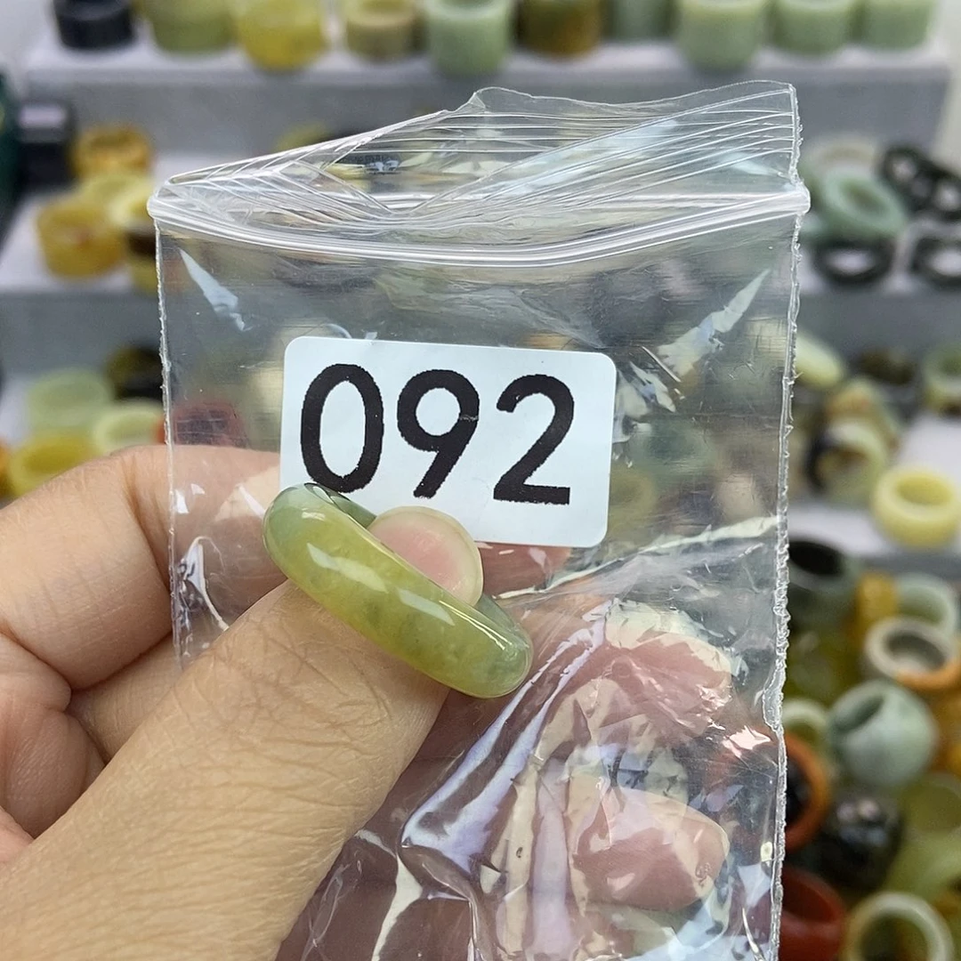 小***子蛇纹石玉未镶嵌戒指