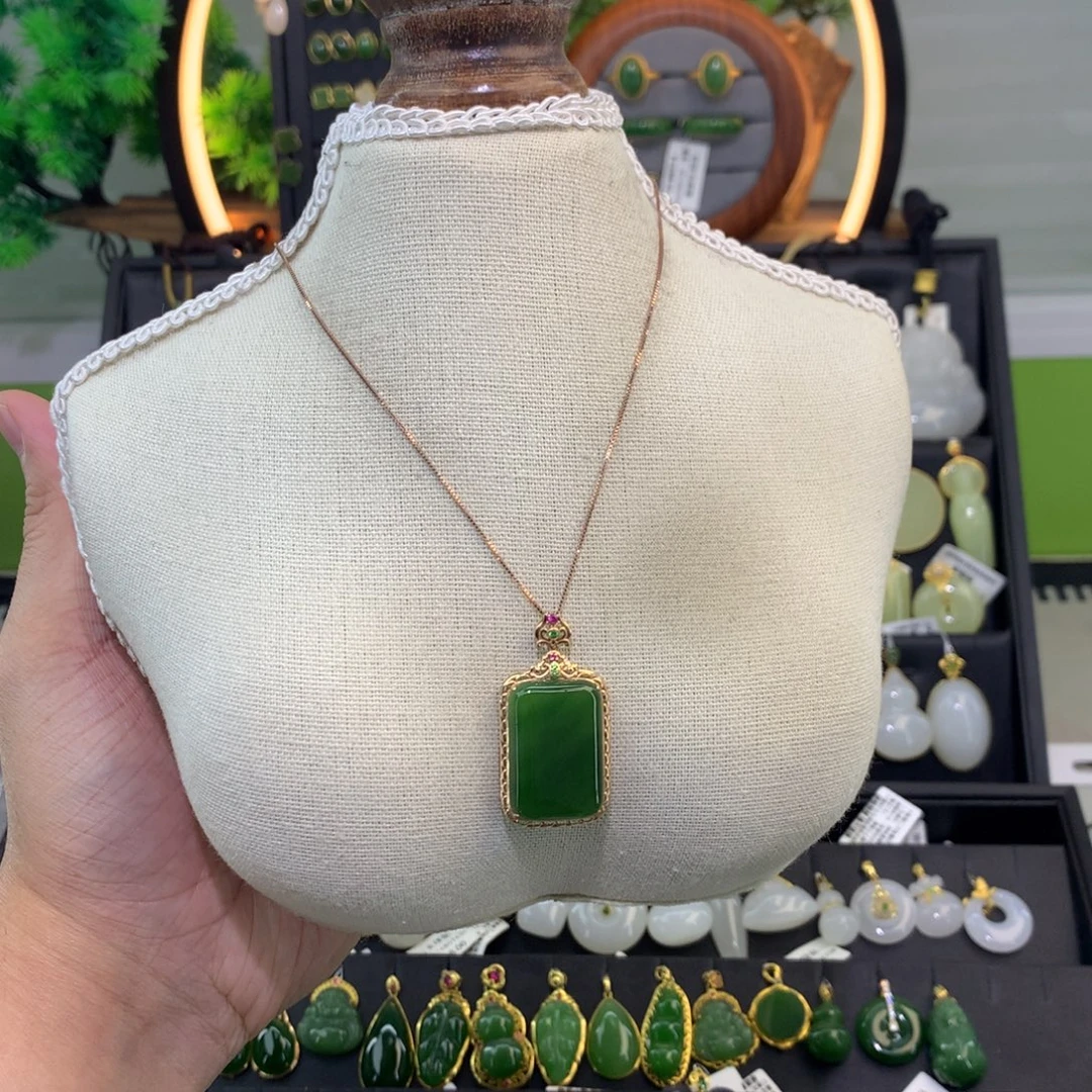 和田玉18K金镶嵌吊坠(赠链)