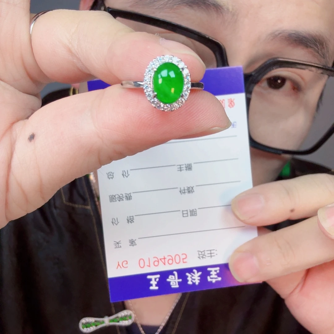 翡翠未镶嵌颈饰一件