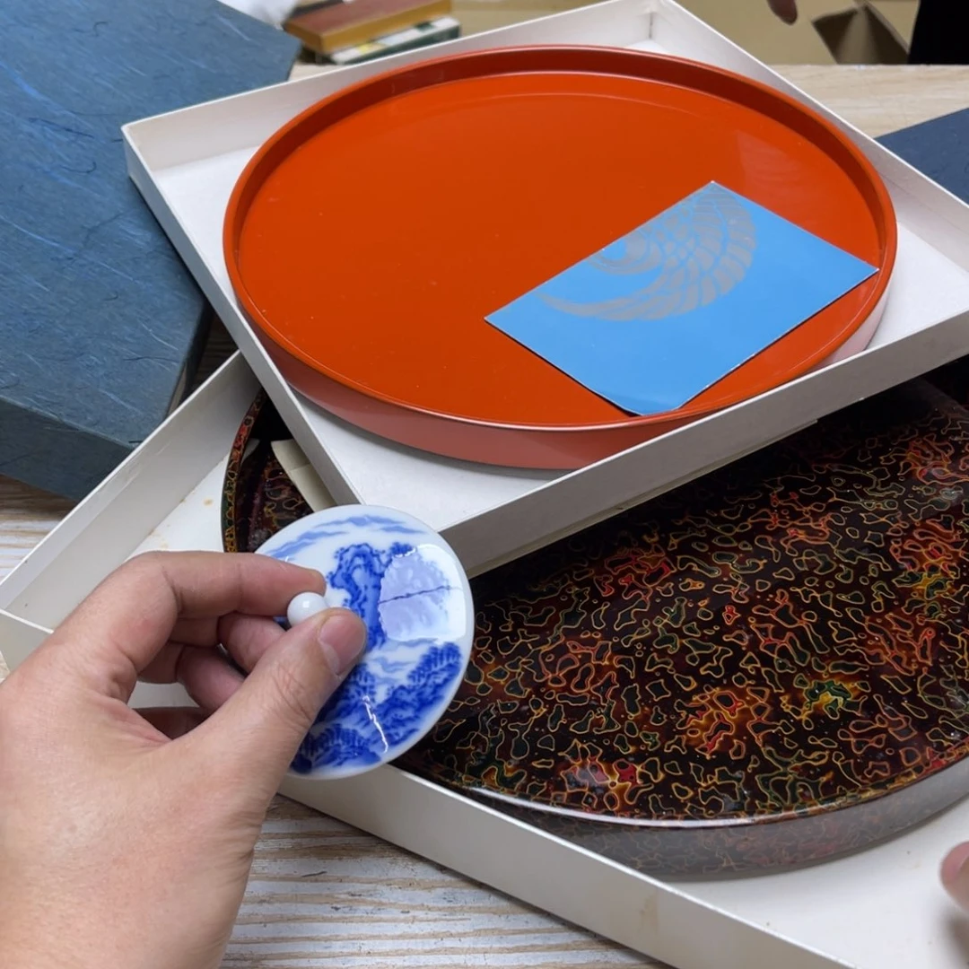 瓷片B****k密密麻麻地排列着一个