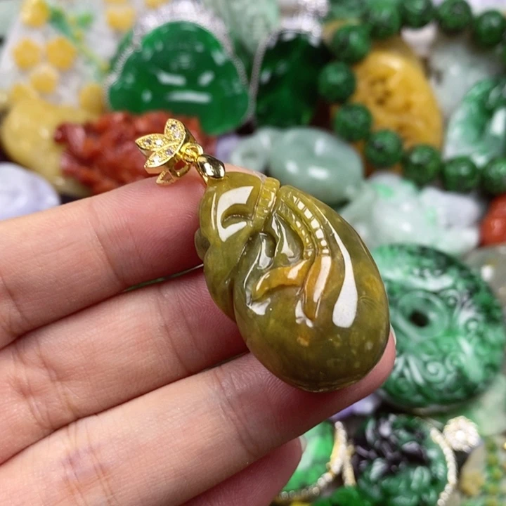 翡翠未镶嵌吊坠(赠链)