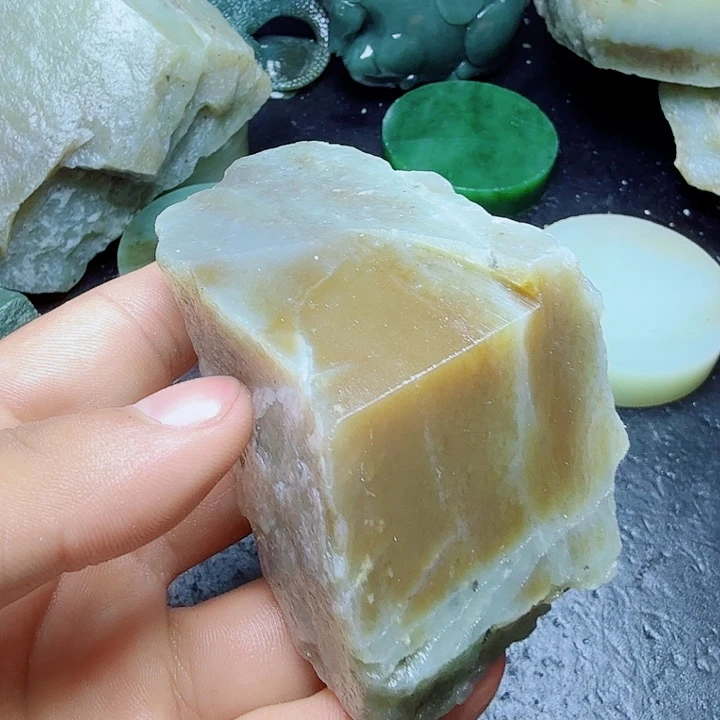 和田玉（糖玉）未镶嵌珠宝奇石