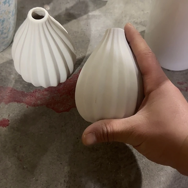 微微瑕疵2个小蒜头花瓶