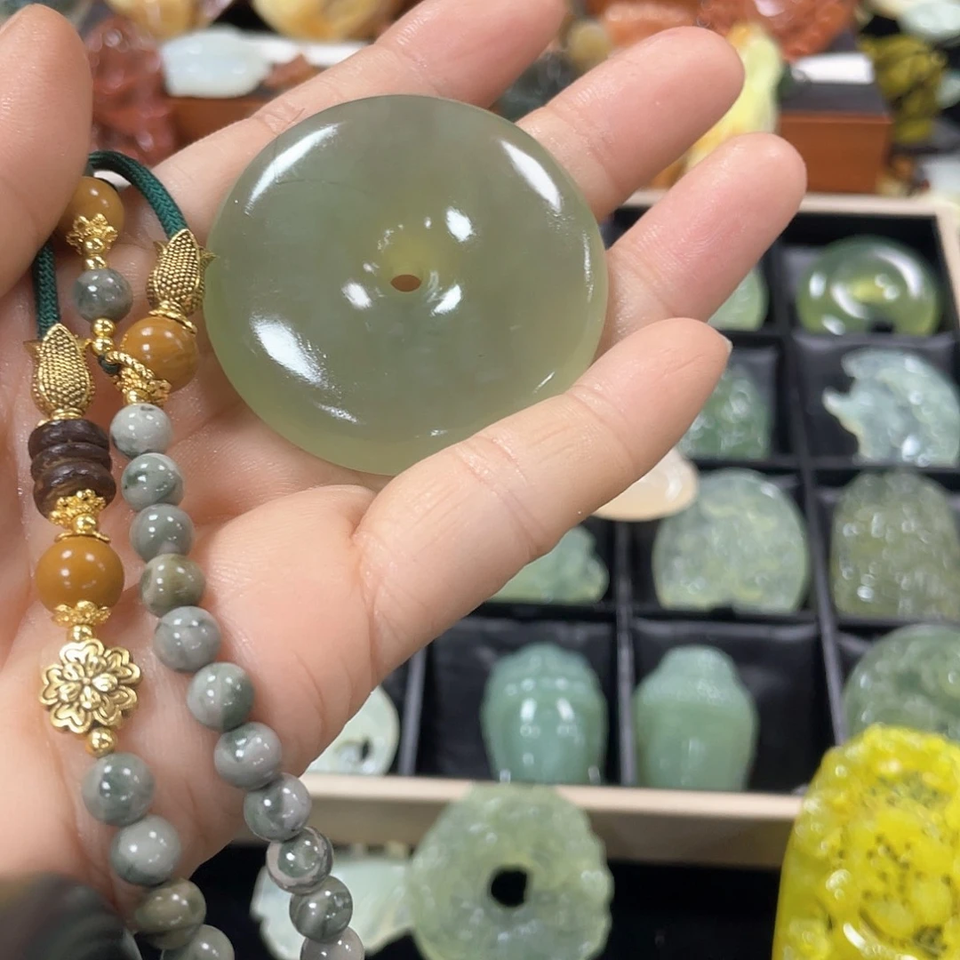 蛇纹石玉颈饰未镶嵌