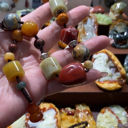 蛇纹石玉未镶嵌颈饰