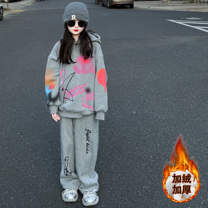 女童加绒套装秋冬款中大童连帽涂鸦一体绒卫衣休闲运动卫裤两件套