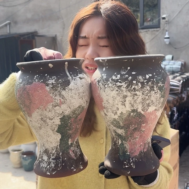 红陶口14高24两个油画鱼尾