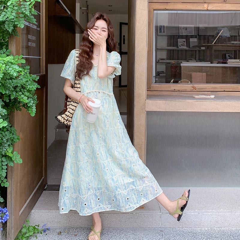 法式小清新连衣裙女夏2025新款设计感镂空刺绣泡泡袖气质显瘦长裙